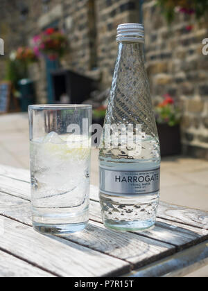 Harrogate Spa de l'eau minérale gazeuse, l'original de la ville thermale de l'eau de source depuis 1571 bouteille et glace en verre et de citron Banque D'Images