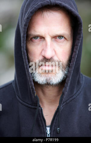 Portrait d'homme barbu portant une handome hood Banque D'Images