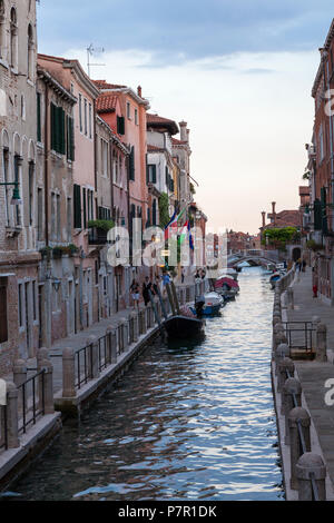 Rio de la Fornace, Dorsoduro, Venise, Vénétie, Italie au coucher du soleil, crépuscule, soir par des réflexions sur le canal Banque D'Images