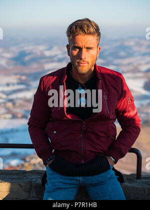 Beau jeune homme en plein air de la mode d'hiver Banque D'Images