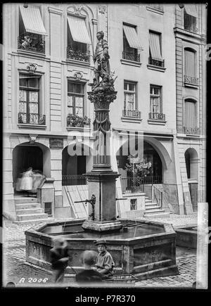 Berne, Gerechtigkeitsbrunnen, vue d'ensemble ; Vue d'ensemble latérale de la Gerechtigkeitsbrunnen dans la Gerechtigkeitsgasse. Entre 1898 et 1907 67 CH-NB - Berne, Gerechtigkeitsbrunnen, vue d'ensemble - Collection Max van Berchem - EAD-6621 Banque D'Images