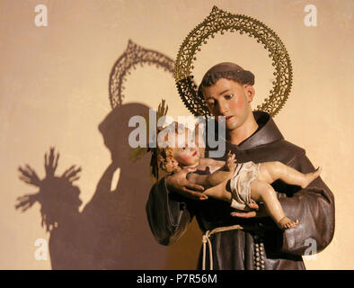 Statue dans l'église de Saint Nicolas et saint Pierre Martyr à Valence, en Espagne, de Saint Antoine de Padoue tenant l'Enfant Jésus Banque D'Images