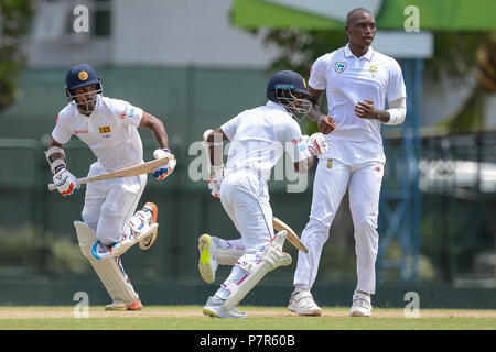 Colombo, Sri Lanka. 07Th Juillet, 2018. Introduction Sri Lanka batteur Danushka Gunathilka Xl (L) et Kaushal Silva (C) prendre une seule pendant la journée l'un des deux jours de match entre le Sri Lanka et XI Conseil équipe sud-africaine à P Sara motifs ovales à Colombo le 7 juillet 2018, l'Afrique du Sud jouera deux matchs d'essai, cinq ODI's et un T20 correspond au Sri Lanka. Le premier test jouera le 12 juillet au stade de cricket international Galle à Galle. Credit : Sameera Peiris/Pacific Press/Alamy Live News Banque D'Images