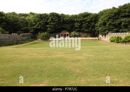 Le célèbre jardin clos de Dunraven château en Southerndown sur la côte avec ses ruines de château sur la colline et ce bien tenu "walled garden". Banque D'Images