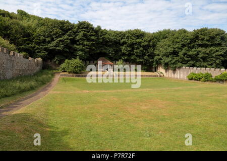 Le célèbre jardin clos de Dunraven château en Southerndown sur la côte avec ses ruines de château sur la colline et ce bien tenu "walled garden". Banque D'Images