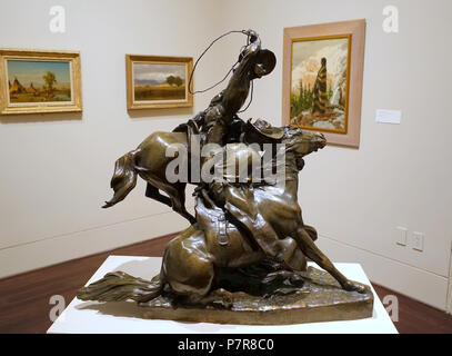 Anglais : Exposition dans le Blanton Museum of Art - Austin, Texas, États-Unis. Ce travail est assez vieux pour qu'il soit dans le . 15 novembre 2015, 16:50:52 241 chevaux sauvages, Lasso par Solon H. Borglum, 1898, bronze, vue 1 - Blanton Museum of Art - Austin, Texas - DSC08179 Banque D'Images