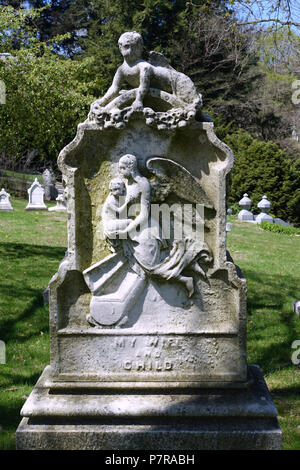 Anglais : Sculpture dans Mount Auburn Cemetery - Cambridge, Massachusetts, USA. 24 avril 2016, 11:28:54 280 Ma femme et enfant - Mount Auburn Cemetery - Cambridge, MA - DSC09155 Banque D'Images