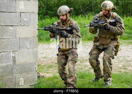 Membres de l'équipe de ski miliatry assister à la formation de commando au camp militaire de Chambaran, Isère, France Banque D'Images