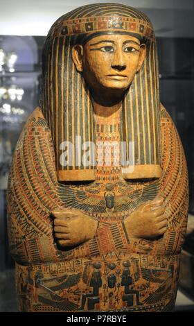 L'Égypte. Couvercle de sarcophage, la fonction sacerdotale de Deir el-Bahri, près de Louxor. Prêtre. 21e dynastie. Troisième période intermédiaire. Décoré : bras croisés, fausse barbe, peinture sur un fond jaune, laque. Musée historique. Oslo. La Norvège. Banque D'Images