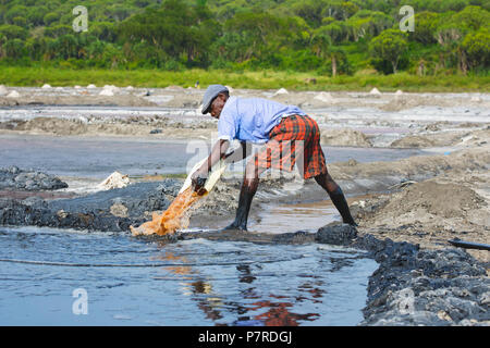 Salines, casserole, salez Miner, l'homme de l'Ouganda, le lac du cratère au Parc national Queen Elizabeth, en Ouganda Banque D'Images