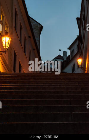 L'avocat de la ville près de l'Escalier du Château de Prague après le coucher du soleil Banque D'Images