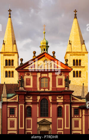 Basilique Saint-Georges au Château de Prague au coucher du soleil Banque D'Images