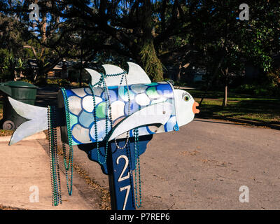 Poisson peint à la main, boîte aux lettres Accueil résidentielle de banlieue, Dunedin, FL, USA Banque D'Images