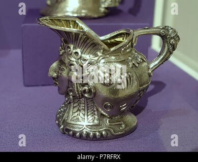 Anglais : Exposition dans le Dallas Museum of Art, Dallas, Texas, USA. 7 mai 2017, 16:19:46 30 Aztec tete-a-tete service de café, 2 de 3, commandé par William Randolph Hearst, Tiffany &AMP ; Co., New York, c. 1897, l'argent, de l'ivoire - Dallas Museum of Art - DSC04854 Banque D'Images