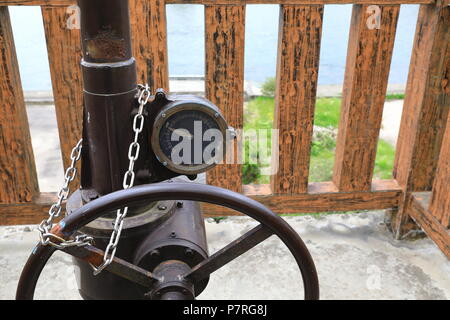 Contrôleur de la sluice d'irrigation ( watergate ) proche avec la roue d'arrêt rouillée dans la campagne, Japon Banque D'Images