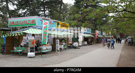 HIROSAKI, JAPON - Mai 2018 : Le stand en plein air, alimentation magasin de souvenirs du festival de printemps sakura au parc d'Hirosaki Banque D'Images