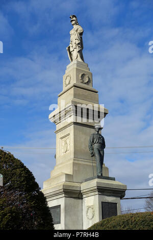 Anglais : Civil War Memorial - Saugus, Massachusetts, USA. Sculpteur : Melzar Mosman Hunt (1845-1926). Monument dédié en 1875. Numéro de contrôle de SIRIS Smithsonian : IAS 87740265. (Plaque à l'avant de la base :) Ce monument A ÉTÉ PRÉSENTÉ À LA VILLE DE SAUGUS/PAR/HENRY E. HONE/COMME UN MÉMORIAL DE LE PATRIOTISME DE SES FILS/qui allèrent à la bataille sur terre et mer/À PARTIR DE 1861-1865 POUR LA PRÉSERVATION DE L'UNION/PAR LEUR LOYAUTÉ ET LEUR DÉVOUEMENT, ILS ONT AIDÉ OU DE MAINTENIR LE DRAPEAU DE NOTRE PAYS COMME L'EMBLÈME/de l'ÉGALITÉ DES DROITS ET DE L'unité nationale. (160 noms qui ont combattu dans la guerre civile apparaissent sur les plaques situé sur Banque D'Images