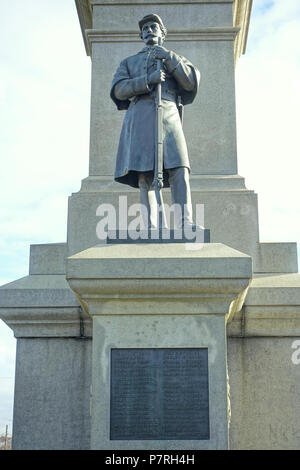 Anglais : Civil War Memorial - Saugus, Massachusetts, USA. Sculpteur : Melzar Mosman Hunt (1845-1926). Monument dédié en 1875. Numéro de contrôle de SIRIS Smithsonian : IAS 87740265. (Plaque à l'avant de la base :) Ce monument A ÉTÉ PRÉSENTÉ À LA VILLE DE SAUGUS/PAR/HENRY E. HONE/COMME UN MÉMORIAL DE LE PATRIOTISME DE SES FILS/qui allèrent à la bataille sur terre et mer/À PARTIR DE 1861-1865 POUR LA PRÉSERVATION DE L'UNION/PAR LEUR LOYAUTÉ ET LEUR DÉVOUEMENT, ILS ONT AIDÉ OU DE MAINTENIR LE DRAPEAU DE NOTRE PAYS COMME L'EMBLÈME/de l'ÉGALITÉ DES DROITS ET DE L'unité nationale. (160 noms qui ont combattu dans la guerre civile apparaissent sur les plaques situé sur Banque D'Images