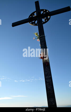 Traverser Saint Miguel, monastère de Montserrat, en Catalogne, près de Barcelone, en Espagne. Close Up Detail avec lever du soleil Ciel Bleu Banque D'Images