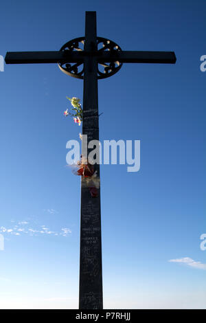 Traverser Saint Miguel, monastère de Montserrat, en Catalogne, près de Barcelone, en Espagne. Close Up Detail avec lever du soleil Ciel Bleu Banque D'Images