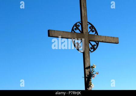 Traverser Saint Miguel, monastère de Montserrat, en Catalogne, près de Barcelone, en Espagne. Close Up Detail avec lever du soleil Ciel Bleu Banque D'Images