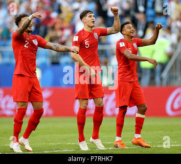 England's Kyle Walker (à gauche), Jean Pierre (centre) et Jesse Lingard (à droite) célèbrent après le coup de sifflet final lors de la Coupe du Monde de football, quart-de-finale match à la Samara Stadium. Banque D'Images