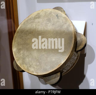 Anglais : Exposition dans le Musée sémitique de Harvard, Harvard University, Cambridge, Massachusetts, USA. Ce travail est assez vieux pour qu'il soit dans le . 3 avril 2016, 13:56:27 363 le tambourin, Damas, Syrie, ch. 1902, bois, peau, métal, nacre - Harvard Musée sémitique - Cambridge, MA - DSC06086 Banque D'Images