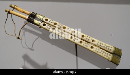 Anglais : Exposition dans le Musée sémitique de Harvard, Harvard University, Cambridge, Massachusetts, USA. Ce travail est assez vieux pour qu'il soit dans le . 3 avril 2016, 13:56:41 135 double flûte, acheté à Jérusalem, ch. 1902, l'os - Harvard Musée sémitique - Cambridge, MA - DSC06087 Banque D'Images