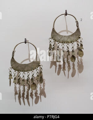 Anglais : Exposition dans le Musée sémitique de Harvard, Harvard University, Cambridge, Massachusetts, USA. Ce travail est assez vieux pour qu'il soit dans le . 3 avril 2016, 13:58:18 141 Boucles d'oreilles, acheté à Jérusalem, ch. 1902, argent - Harvard Musée sémitique - Cambridge, MA - DSC06095 Banque D'Images