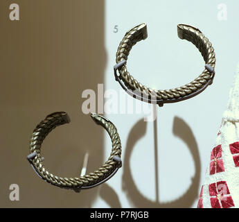 Anglais : Exposition dans le Musée sémitique de Harvard, Harvard University, Cambridge, Massachusetts, USA. Ce travail est assez vieux pour qu'il soit dans le . 3 avril 2016, 13:59:12 Bracelets 54, acheté à Jérusalem, ch. 1902, argent - Harvard Musée sémitique - Cambridge, MA - DSC06100 Banque D'Images