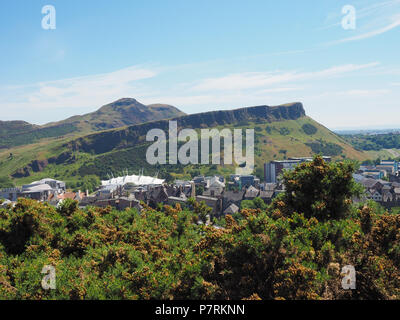 Arthur's Seat à Holyrood Park vu de Calton Hill, à Édimbourg, Royaume-Uni Banque D'Images