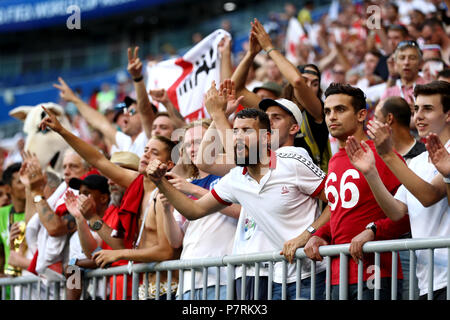 Angleterre fans célébrer dans les stands pendant la Coupe du Monde de football, quart de finale au stade de Samara. Banque D'Images