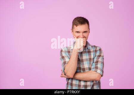 Shot of attractive young woman looking at camera avec expression drole, fermant la bouche Banque D'Images