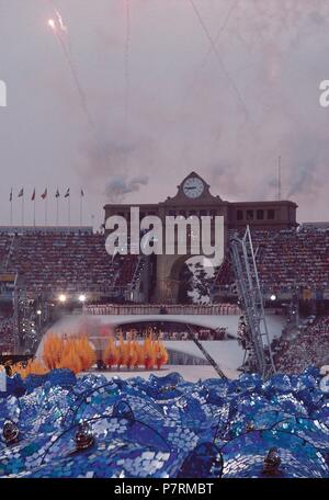 CEREMONIA DE INAUGURACION DE LOS JUEGOS OLIMPICOS DE BARCELONA'92 (23 de julio de 1992). En este acto actuaron entre otros, los grupos teatrales 'La Fura dels Baus' 'y' Els Comediants. Puesta en escena del 'Mediterraneo'. L'Estadio Olímpico de Montjuïc. Barcelone. Cataluña. Banque D'Images