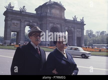 SANCHEZ DE ALBORNOZ , CLAUDIO. HISTORIADOR ESPAÑOL . MADRID 1893 - 1984. FOTOGRAFIADO JUNTO A SU ESPOSA EN LA PUERTA DE ALCALA DE MADRID. Banque D'Images