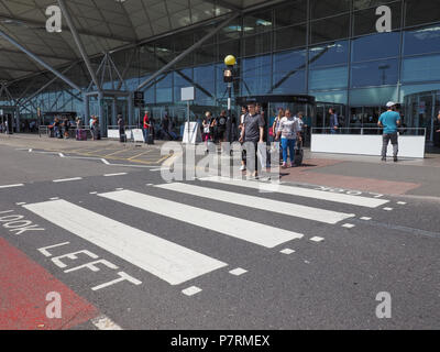 STANSTED, Royaume-Uni - CIRCA Juin 2018 : les voyageurs à l'aéroport de Londres Stansted design par l'architecte Lord Norman Foster Banque D'Images