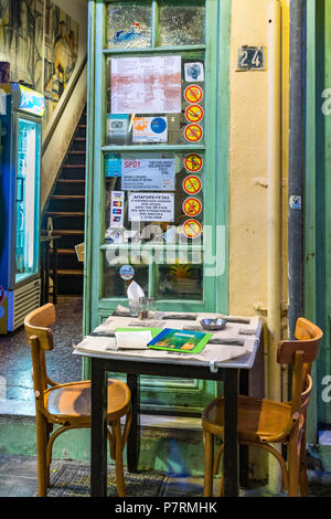 Entrée d'un restaurant dans le quartier de Ladadika populaires de Thessalonique Macédoine, la Grèce du Nord Banque D'Images