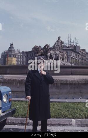 SANCHEZ DE ALBORNOZ , CLAUDIO. HISTORIADOR ESPAÑOL . MADRID 1893 - 1984. FOTO EN MADRID EN EL AÑO 1976. La Plaza de Cibeles. Banque D'Images