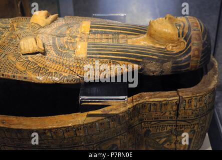 L'Égypte. Couvercle de sarcophage, la fonction sacerdotale de Deir el-Bahri, près de Louxor. Prêtre. 21e dynastie. Troisième période intermédiaire. Décoré : bras croisés, fausse barbe, peinture sur un fond jaune, laque. Musée historique. Oslo. La Norvège. Banque D'Images