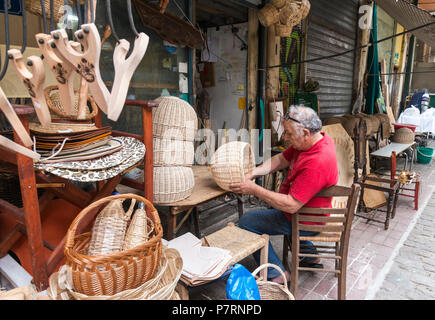 Canne Makeing paniers dans la Marché Modiano, Thessalonique Macédoine, la Grèce du Nord Banque D'Images