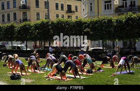 Groupe de personnes pratiquant le yoga dans un parc du quartier Majorstuen. Oslo. La Norvège. Banque D'Images