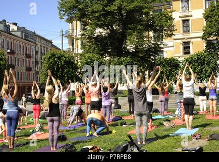 Groupe de personnes pratiquant le yoga dans un parc du quartier Majorstuen. Oslo. La Norvège. Banque D'Images