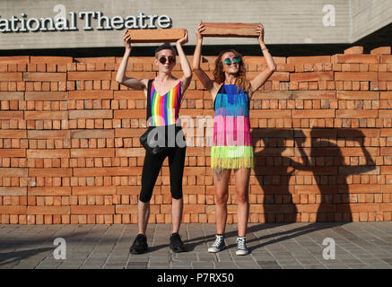 Aider les visiteurs à démanteler et à prendre une brique de l'artiste mexicain Bosco les œuvres de Sodi Muro, un mur construit sur la rive sud de Londres pour protester contre le président américain, Donald Trump. Le mur, qui est de deux mètres de haut et de huit mètres de long, est construit à partir de 1 600 briques fabriquées au Mexique, chacun signé par l'artiste. Les passants ont été invités à démanteler le mur brique par brique et prendre une partie de l'installation maison. Banque D'Images