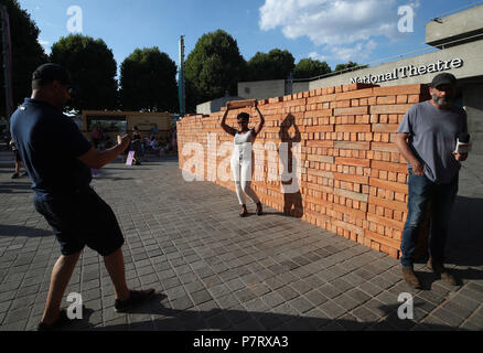 Aider les visiteurs à démanteler et à prendre une brique de l'artiste mexicain Bosco les œuvres de Sodi Muro, un mur construit sur la rive sud de Londres pour protester contre le président américain, Donald Trump. Le mur, qui est de deux mètres de haut et de huit mètres de long, est construit à partir de 1 600 briques fabriquées au Mexique, chacun signé par l'artiste. Les passants ont été invités à démanteler le mur brique par brique et prendre une partie de l'installation maison. Banque D'Images