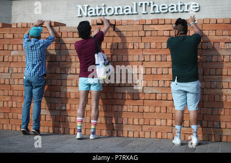 Aider les visiteurs à démanteler et à prendre une brique de l'artiste mexicain Bosco les œuvres de Sodi Muro, un mur construit sur la rive sud de Londres pour protester contre le président américain, Donald Trump. Le mur, qui est de deux mètres de haut et de huit mètres de long, est construit à partir de 1 600 briques fabriquées au Mexique, chacun signé par l'artiste. Les passants ont été invités à démanteler le mur brique par brique et prendre une partie de l'installation maison. Banque D'Images