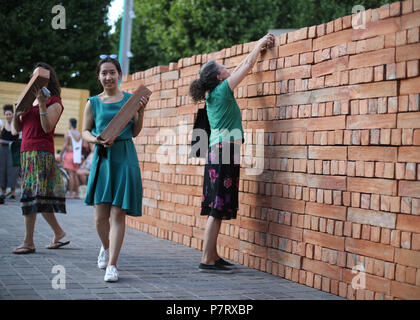 Aider les visiteurs à démanteler et à prendre une brique de l'artiste mexicain Bosco les œuvres de Sodi Muro, un mur construit sur la rive sud de Londres pour protester contre le président américain, Donald Trump. Le mur, qui est de deux mètres de haut et de huit mètres de long, est construit à partir de 1 600 briques fabriquées au Mexique, chacun signé par l'artiste. Les passants ont été invités à démanteler le mur brique par brique et prendre une partie de l'installation maison. Banque D'Images