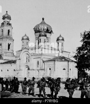 Il battaglione Alpino Italiano : 'L'Aquila' sul fronte russo dans marcia verso il Don English : Alpini marchant au don. Ici (en référence ici) identifié comme le Roven'ki. Église de la Trinité. L'église Holy Trinity. Grâce à l'ef. . 19 Janvier 2016 19 Alpini ARMIR 1 Banque D'Images