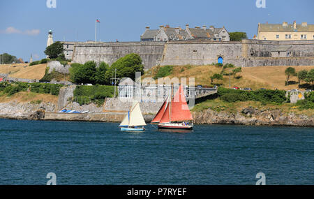 Classic Yachts à voile passé Smeaton's Tower, Plymouth Hoe, Angleterre, Royaume-Uni Banque D'Images