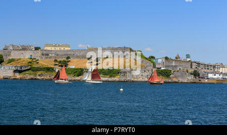 Classic Yachts à voile passé Smeaton's Tower, Plymouth Hoe, Angleterre, Royaume-Uni Banque D'Images