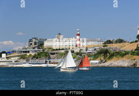 Classic Yachts à voile passé Smeaton's Tower, Plymouth Hoe, Angleterre, Royaume-Uni Banque D'Images